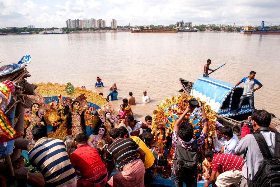 বিসর্জনে গঙ্গাবক্ষে অঘটন রুখতে কড়া নজরদারি, কলকাতা পুলিশের ভরসা মাঝিদের নৌকা