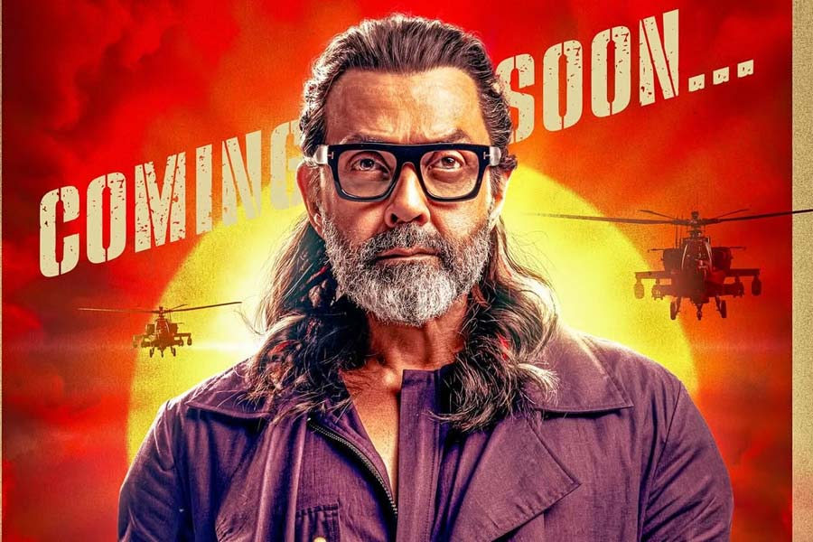 ‘প্রফেসর’ লুকে কৌতূহল বাড়ালেন ববি দেওল, যশরাজের গোয়েন্দা ব্রহ্মাণ্ডে বড়চমক!