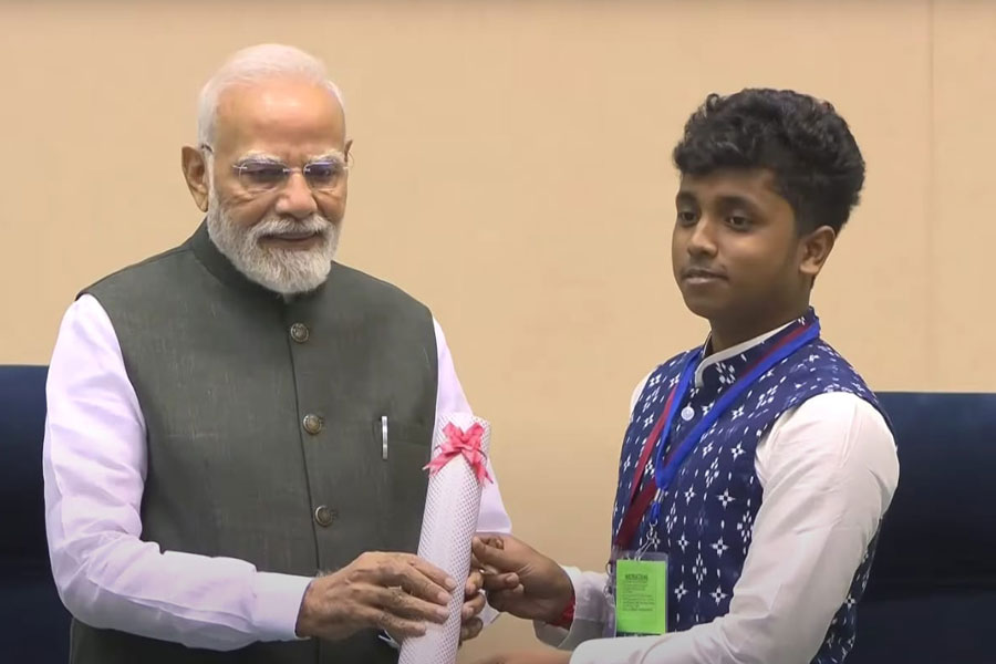 আইটিআই-তে পূর্ব ভারতের মধ্যে প্রথম, ক্যানিংয়ের সায়নকে সংশাপত্র দিলেন মোদি
