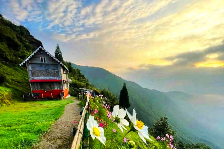 মেঘ-পাহাড়ের লুকোচুরি, কার্শিয়াংয়ের ‘চিমনি’র ডাক ফেরানো দায়