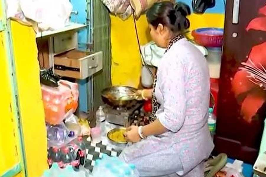 নিয়োগ দুর্নীতিতে গিয়েছে চাকরি, চপ ভেজে সংসার চালাচ্ছেন মালদহের শিক্ষাকর্মী দম্পতি