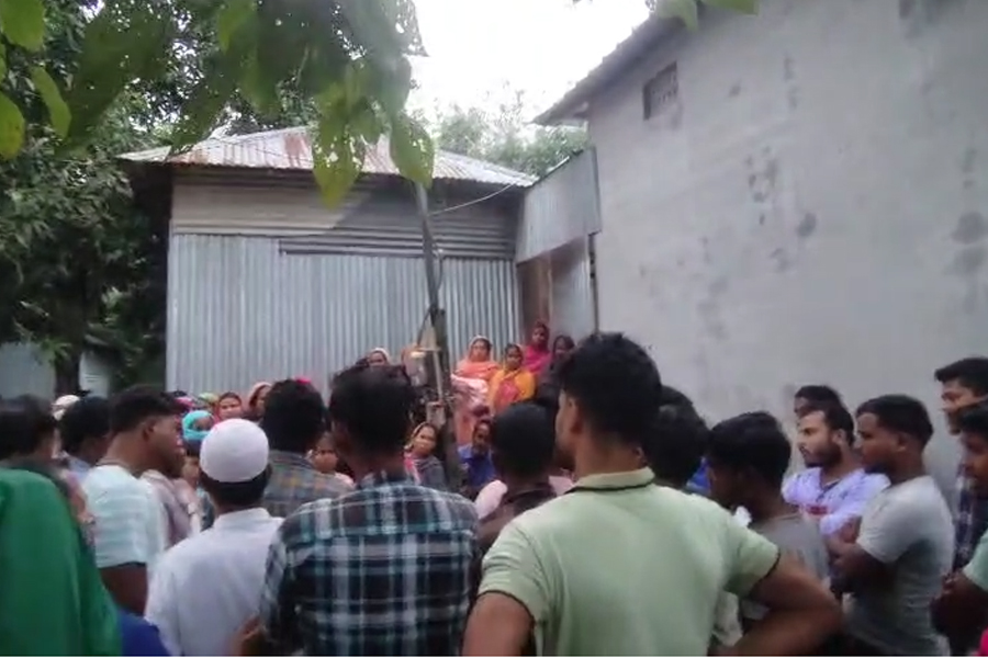 সোশাল মিডিয়ায় প্রেম, সহবাসের পর বিয়েতে ‘না’, প্রেমিকের বাড়ির সামনে ধরনায় বধূ!