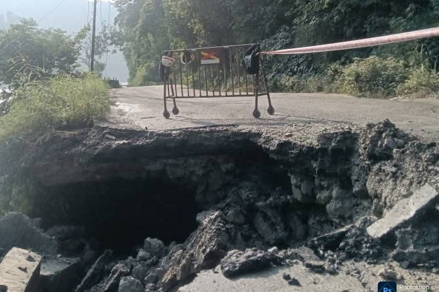 দার্জিলিংয়ে ১০ নম্বর জাতীয় সড়কে ফের ভূমিধস! আটকে কয়েকশো পর্যটক