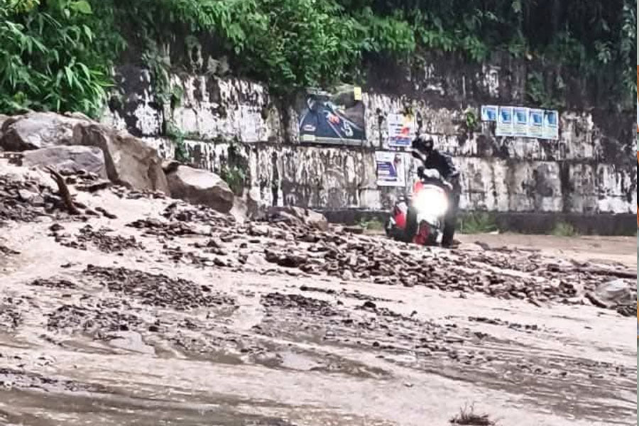ভারী বৃষ্টিতে ধসে অবরুদ্ধ ১০ নম্বর জাতীয় সড়কের একাংশ, হলুদ সতর্কতা জারি পাহাড়ে