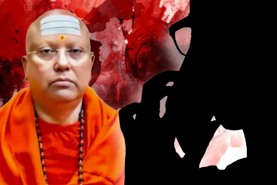 ‘ঋতুস্রাব চলছে, আসতে পারব না’, উত্তরে কী নিদান দিতেন কীর্তিমান ‘বাবা’? প্রকাশ্যে কল রেকর্ড