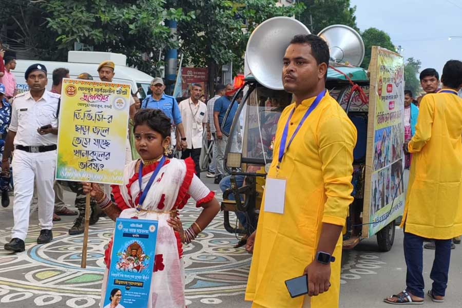 ‘ডিভিসির ছাড়া জলে ভেসে যাচ্ছে খানাকুলের ভবিষ্যৎ’, মানুষের যন্ত্রণার ছবি ফুটে উঠল পুজো কার্নিভালেও