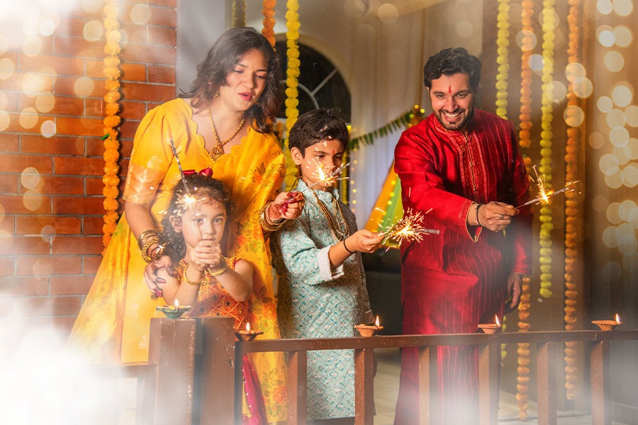 দীপাবলিতে বাজির ধোঁয়ায় নাজেহাল! আপনার শিশুর ফুসফুসকে সুস্থ রাখতে কী করবেন?