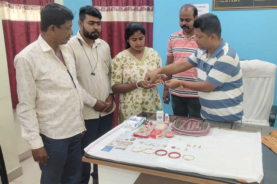 ব্যাগ ভর্তি সোনার অলংকার, বাসস্ট্যান্ডে কুড়িয়ে পেয়েও ফেরত দিলেন পরিবহণ কর্মী পরিতোষ