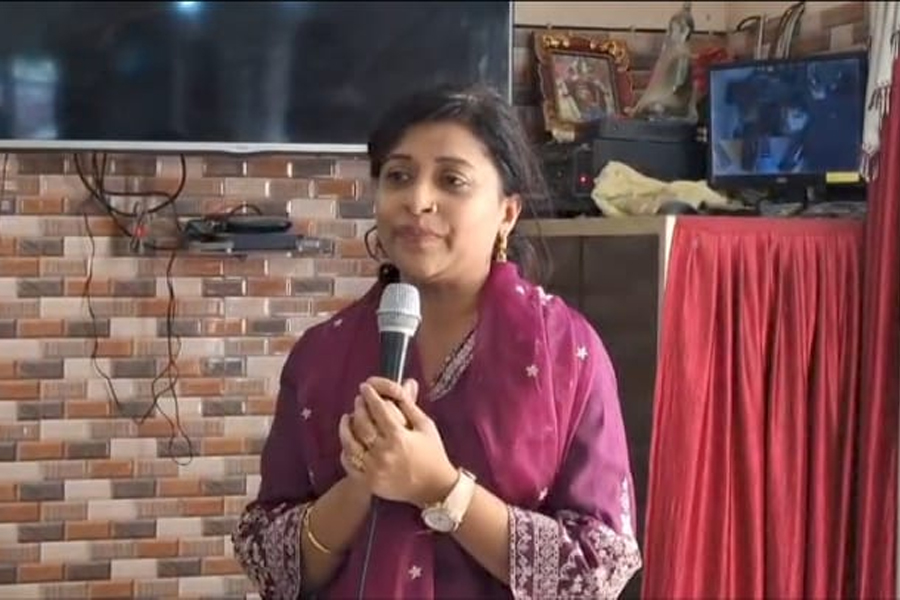 চুঁচুড়ার বৃদ্ধাশ্রমে ভাইফোঁটা মহকুমা শাসকের! আনন্দে ভাসলেন প্রবীণ আবাসিকরা