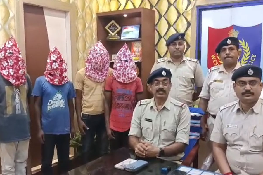 কালীপুজোর আগে হরিপালে বাজেয়াপ্ত ৫১৫ কেজির অবৈধ শব্দবাজি , গ্রেপ্তার ৪