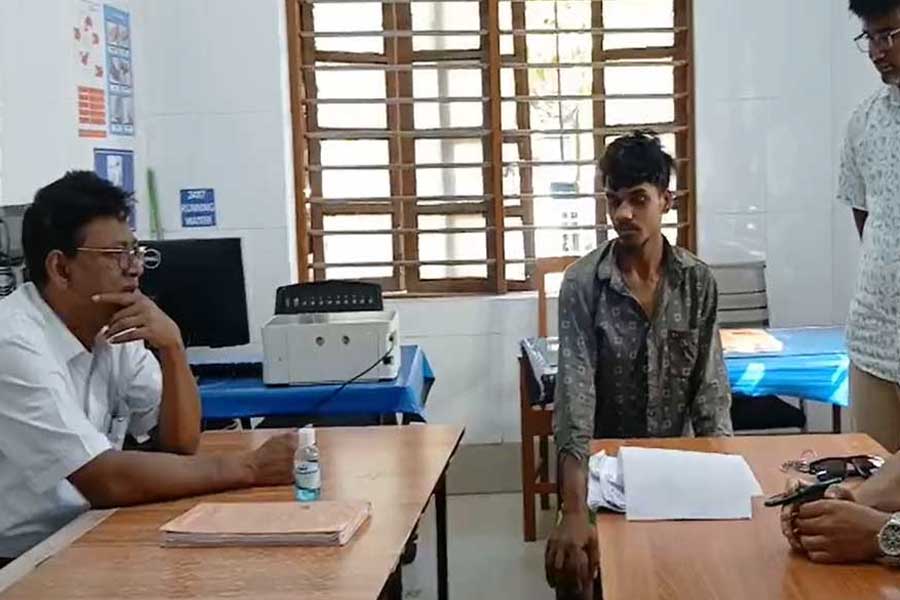 গাছ থেকে পড়ে ভাঙে শিরদাঁড়া! জটিল অস্ত্রোপচারে রোগীকে সুস্থ করে নজির আলিপুর জেলা হাসপাতালের