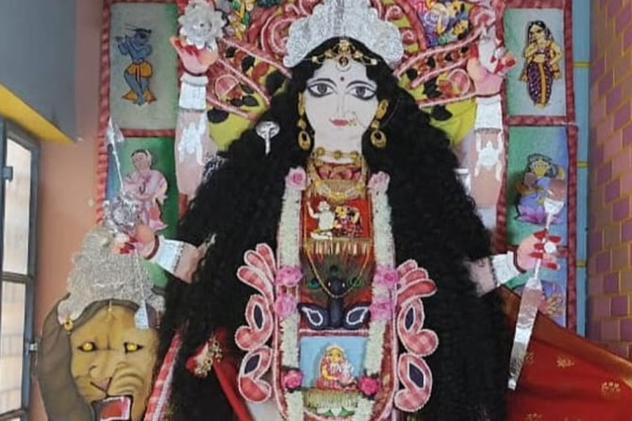 গামছা, কার্ডবোর্ডে বাড়িতেই তৈরি ১০ ফুটের জগদ্ধাত্রী, তাক লাগাল চুঁচুড়ার স্কুলছাত্র সৌমজিৎ