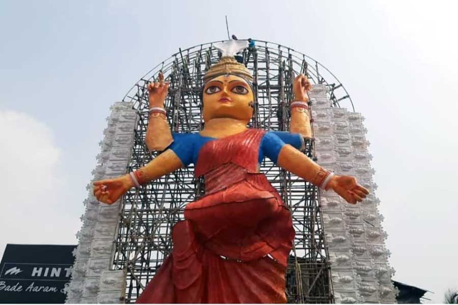 এত্ত বড়, সত্যি! এবার ৭৫ ফুটের জগদ্ধাত্রী গড়ে চমকে দিল চন্দননগরের এই পুজো
