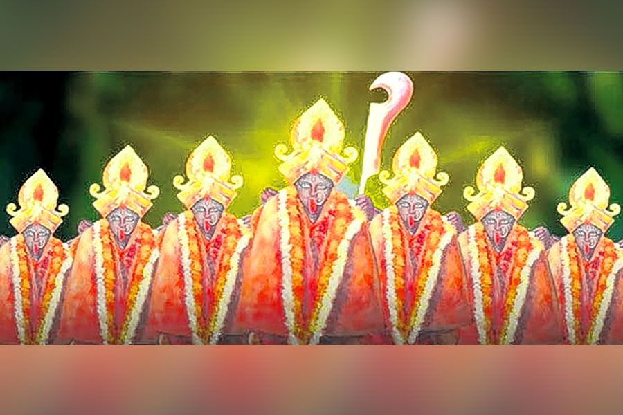 একই ঘরে সাত বোন, হয় না কারও বিসর্জন! নানা রঙের কালী প্রতিমা লাভপুরের এই গ্রামের বিস্ময়
