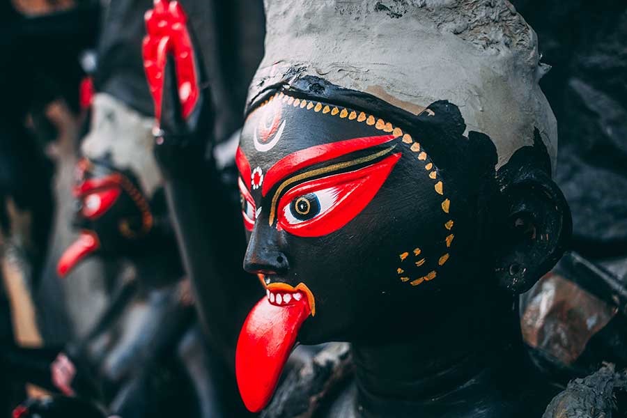 বাংলার ঘরে ঘরে মাতৃরূপে দেবী কালিকার আরাধনা কীভাবে শুরু হয়েছিল? জেনে নিন সেই কাহিনি