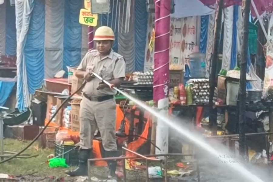 কালীপুজোর আগে নৈহাটিতে মণ্ডপের কাছে অগ্নিকাণ্ড, ভস্মীভূত বহু ফুড স্টল