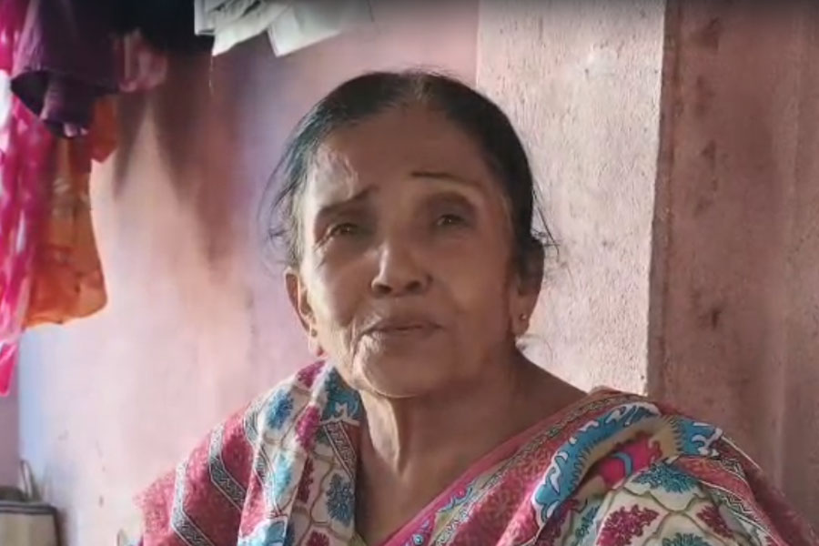 সম্পত্তির লোভ? খড়গপুরে বৃদ্ধা মাকে মারধর করে বাড়ি থেকে তাড়াল ‘গুণধর’ ছেলে-বউমা!