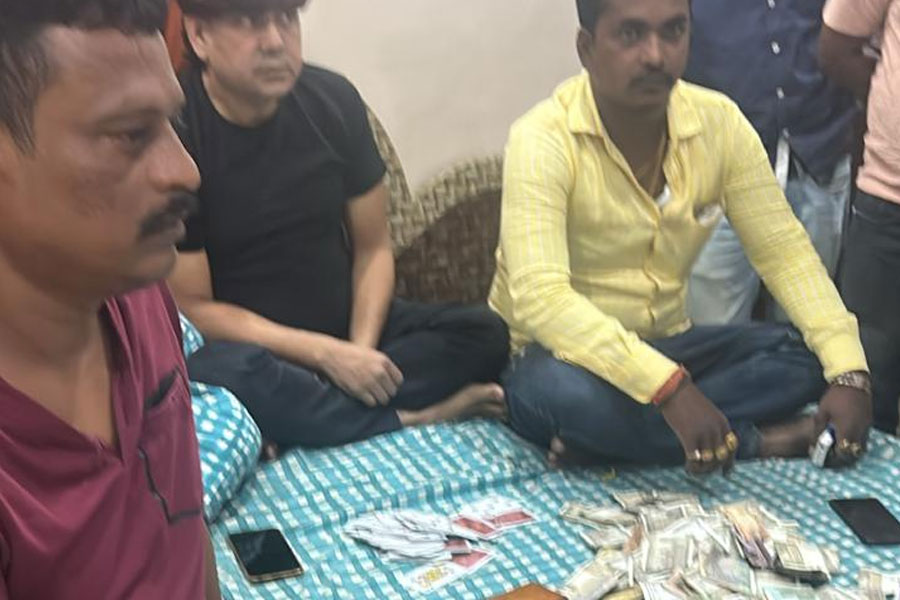 খাস কলকাতায় জুয়ার আসরে অভিযান চালিয়ে গ্রেপ্তার ১৪, উদ্ধার নগদ ৫ লক্ষ