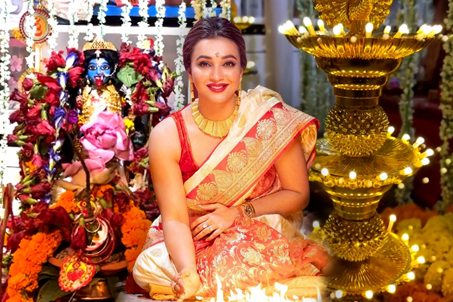 ‘সোনার নেকলেসে মাকে রাজরানি রূপে সাজাব’, কৌশানীর বাড়ির কালীপুজোয় জমজমাট আয়োজন