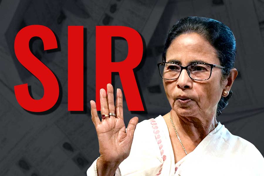 মমতা SIR ফর্ম পূরণ করবেন না, কমিশন বলল নথি দিতে হবে