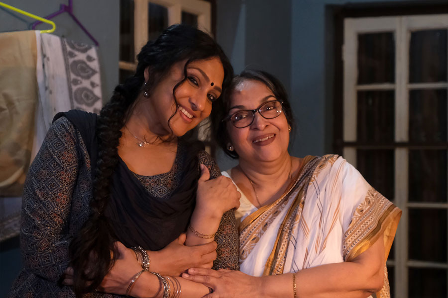 দুই দশক পর একসঙ্গে পর্দায় ঋতুপর্ণা ও মমতা শঙ্কর, ‘রেখা’ ছবির শুটিংয়ে কেমন জমল রসায়ন?
