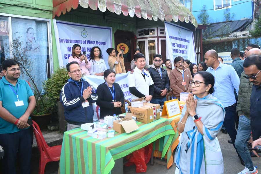 প্রশাসনিক বৈঠকের আগে দার্জিলিংয়ের রাস্তায় জনসংযোগে মুখ্যমন্ত্রী, কথা বাসিন্দাদের সঙ্গে