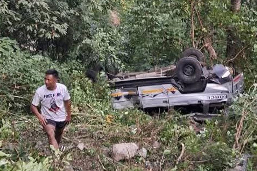 রাস্তায় বাঁক নেওয়ার সময় মিরিকে ১৫০ ফুট গভীর খাদে গাড়ি! মৃত্যু ৩ জনের