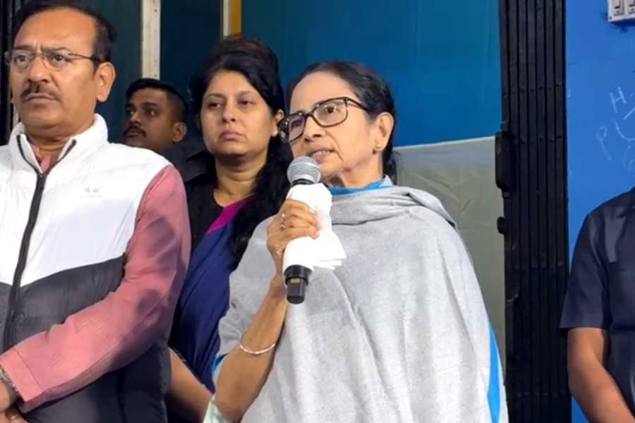 মিরিকের পর সুখিয়াপোখরিতে মমতা, দুর্গতদের হাতে তুলে দিলেন বাড়ি মেরামতির টাকা