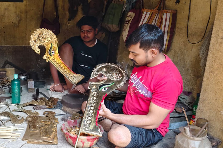 দিনরাত এক করে চলছে দেবীর খাঁড়া বানানো, ব্যস্ততার মধ্যেও উপার্জন নিয়ে দুশ্চিন্তায় নবদ্বীপের শিল্পীরা