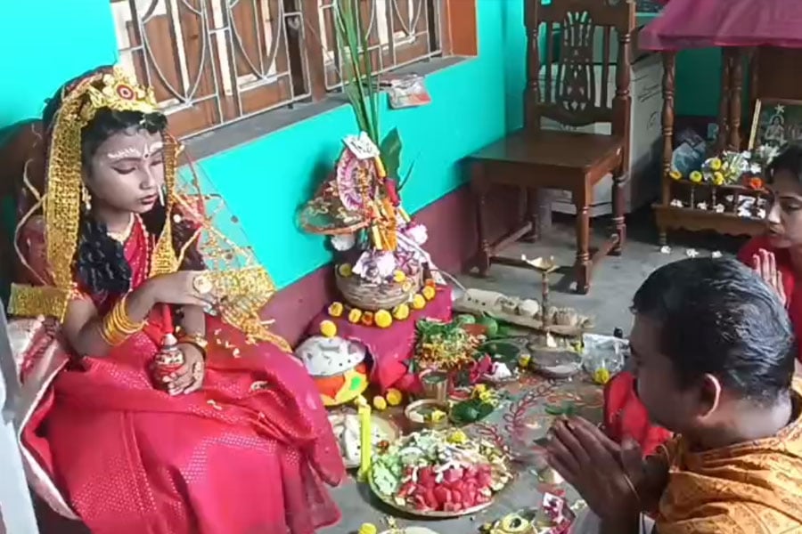 ‘লক্ষ্মী’ মেয়ে! নারী সুরক্ষায় নিজের কন্যাকেই দেবীরূপে পুজো শিক্ষক দম্পতির