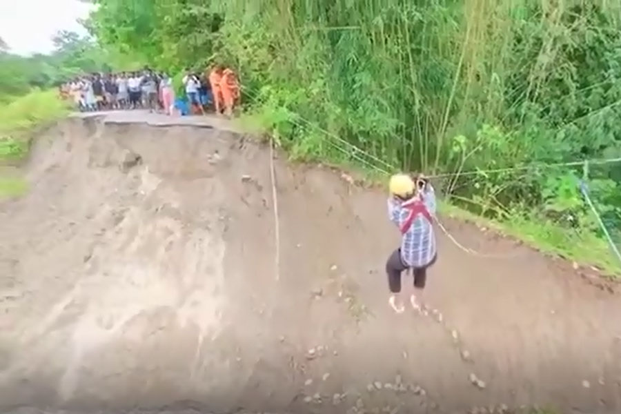দড়িতে ঝুলে বিপন্নদের পাশে, খাদ পেরিয়ে গ্রামান্তরে ডাক্তার ইরফান মোল্লা