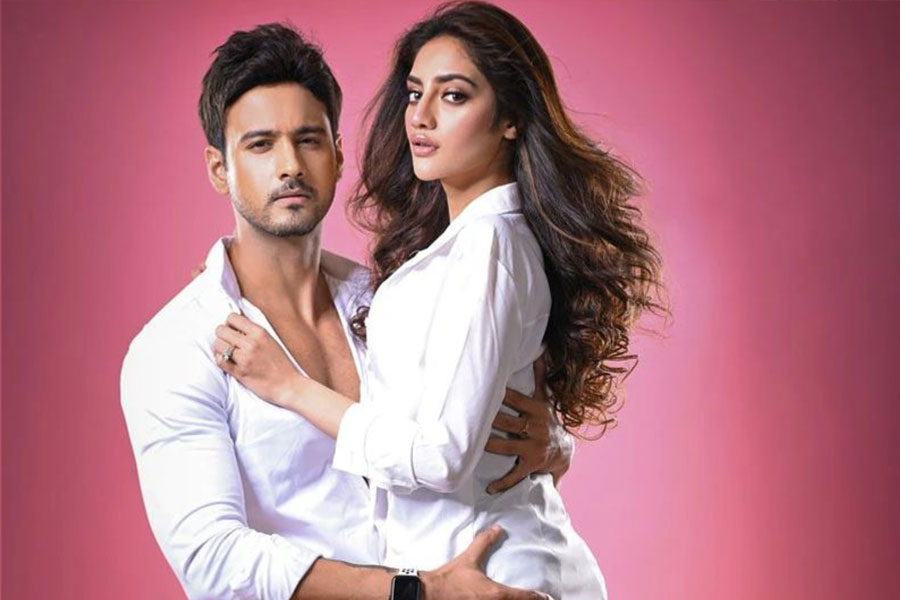 দূরত্ব ঘুচিয়ে এবার নুসরতের পোস্টে যশের ‘দুষ্টু’ কমেন্ট, লজ্জায় মুখ ঢাকলেন নায়িকা!
