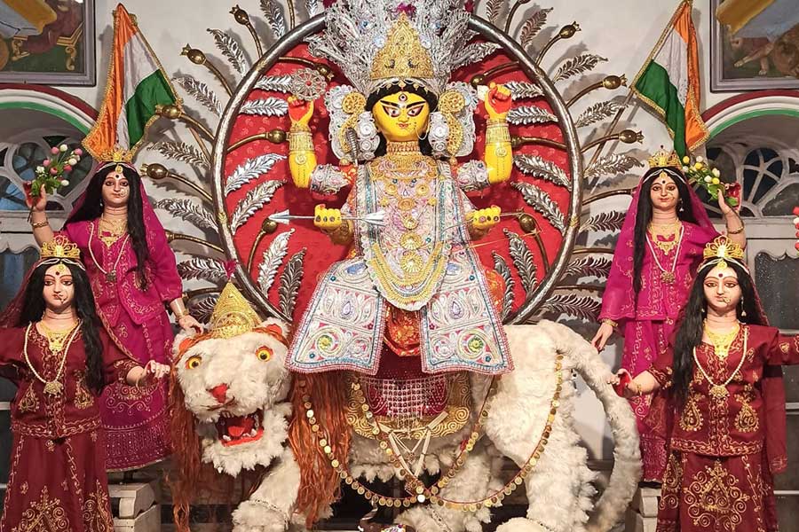 দেবী বাবু হয়ে বসে সিংহের উপর, সঙ্গী চার সখী! বেনিয়াটোলা পালবাড়ির জগদ্ধাত্রী পুজো শতাব্দীপ্রাচীন
