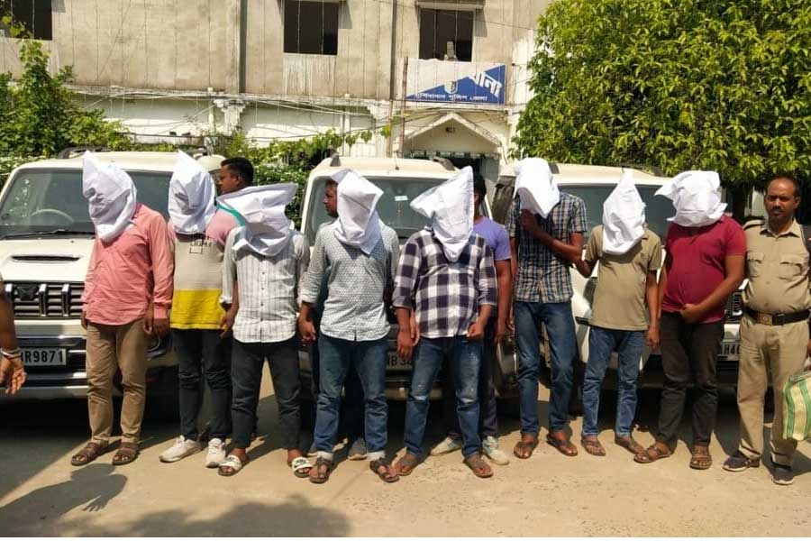 সুপারি দিয়ে ভাইকে অপহরণের ছক! ডোমকলে গ্রেপ্তার সিভিক ভলান্টিয়ার-সহ ৮ ‘নকল’ পুলিশ