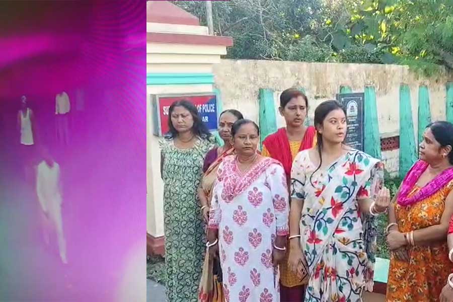 বাজিতে বাড়ির পোষ্যদের সমস্যা! হাফপ্যান্ট ও গেঞ্জি পরে শিশু-মহিলাদের মারধরের অভিযোগ পুলিশ সুপারের বিরুদ্ধে