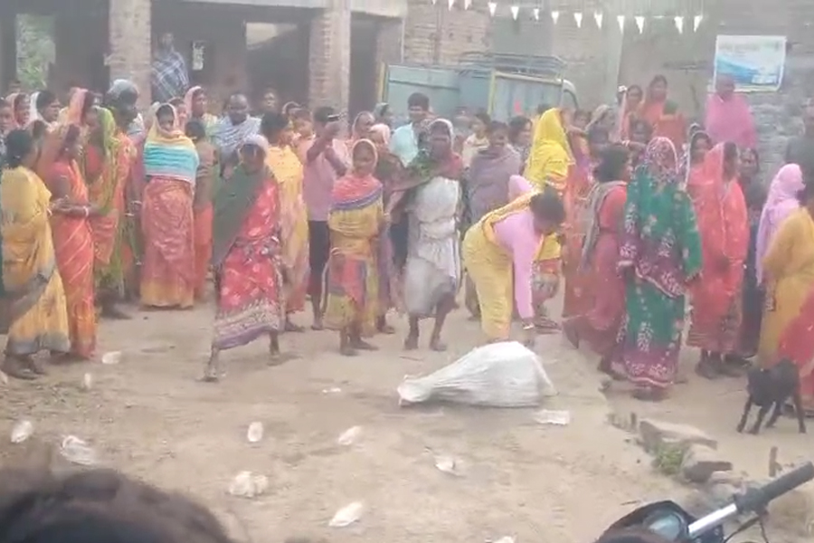 পুরুলিয়ার গ্রামে বইছে মদের নদী! পাচারের গাড়ি আটকে বিক্ষোভ মহিলাদের