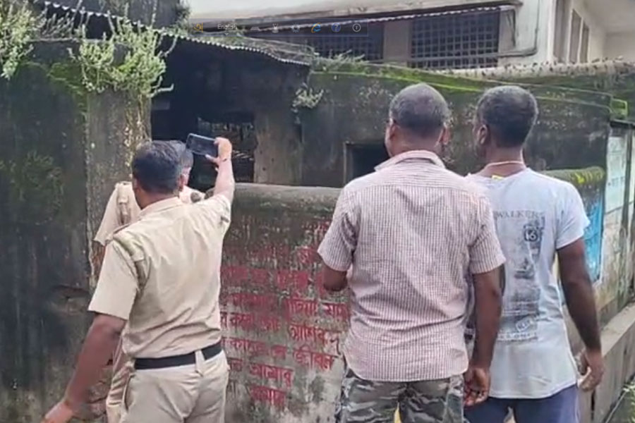 পুরুলিয়ায় স্কুল চত্বরেই মিলল মহিলার অর্ধনগ্ন দেহ, ধর্ষণ করে খুন?