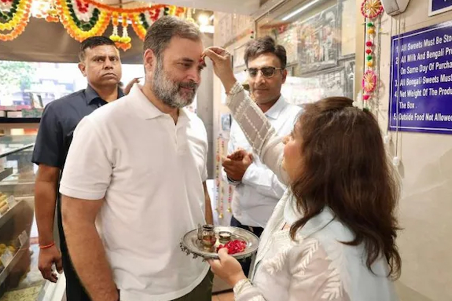 ‘বিয়ে করুন, মিষ্টির বরাতটা আমাদের চাই’, রাহুলকে গাঁটছড়া বাঁধার আবদার ব্যবসায়ীর, ভিডিও ভাইরাল