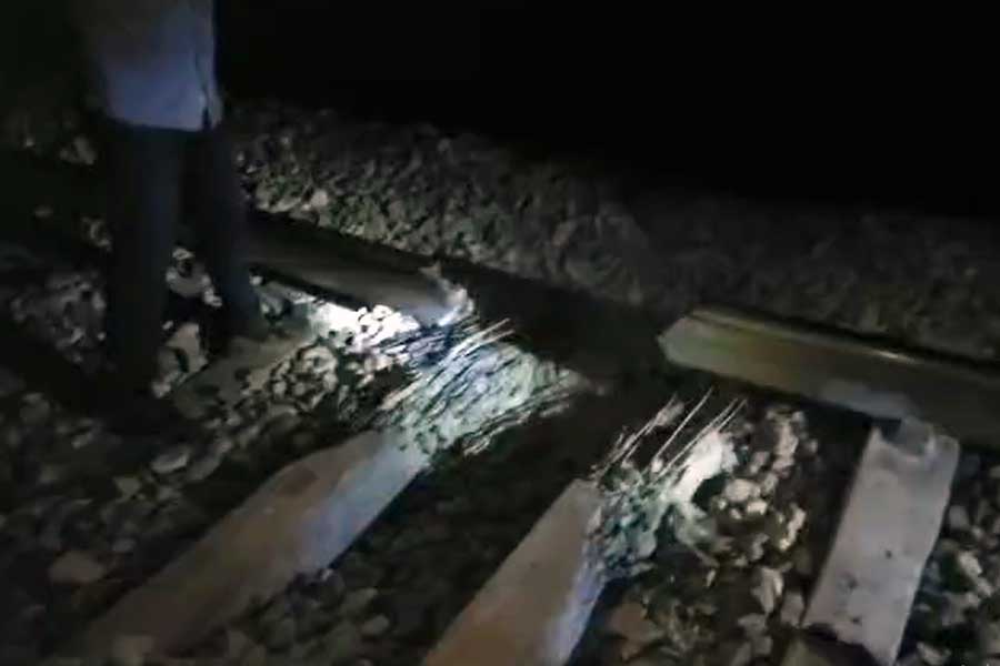 কোকরাঝাড় রেললাইনে আইইডি বিস্ফোরণে যুক্ত মাওবাদীরা! সন্দেহভাজনকে নিকেশ করল অসম পুলিশ