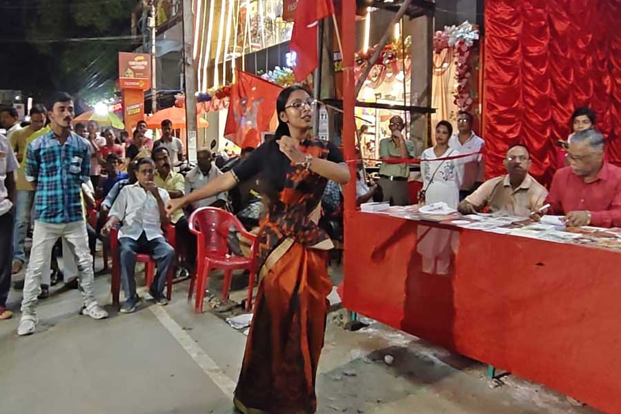 মঞ্চ নেই, ‘রানার’ নিয়ে পথে কমরেড ঋতুপর্ণা