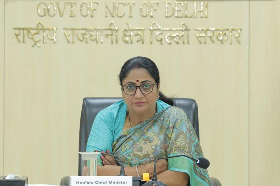 বিষ বাতাসে শ্বাস নেওয়া দায়, দূষণ রুখতে প্রথমবার কৃত্রিম বৃষ্টি নামাচ্ছে দিল্লির রেখা সরকার