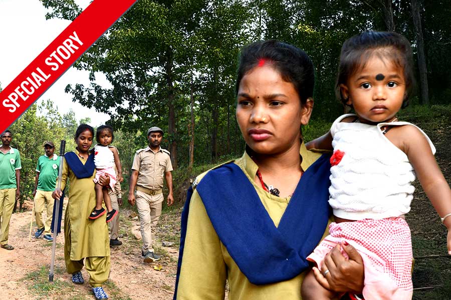 বাল্যবিবাহ প্রতিরোধ থেকে জঙ্গলরক্ষা, সন্তান কোলেই লড়াই জারি রেখার