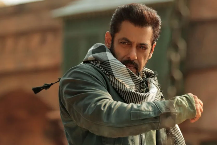 জ্যামে দীর্ঘক্ষণ আটকে গাড়ি, দ্রুত শুটিংয়ে পৌঁছতে আমজনতার বাইকে সওয়ার সলমন!