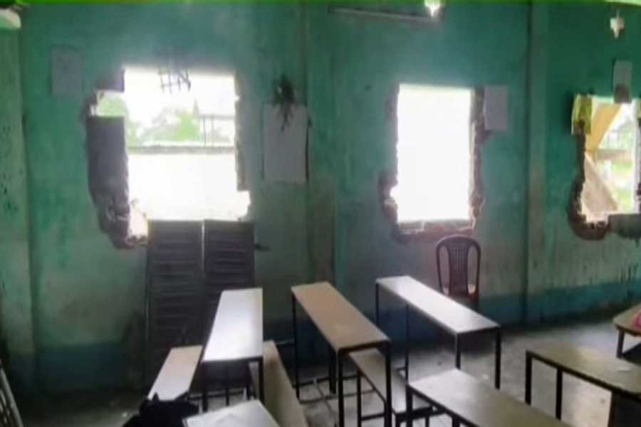 ভাঙা ঘরেই চলছিল ক্লাস, ফের হাতির হামলায় লণ্ডভণ্ড স্কুলে কীভাবে হবে পঠনপাঠন?  উদ্বেগ মালবাজারে