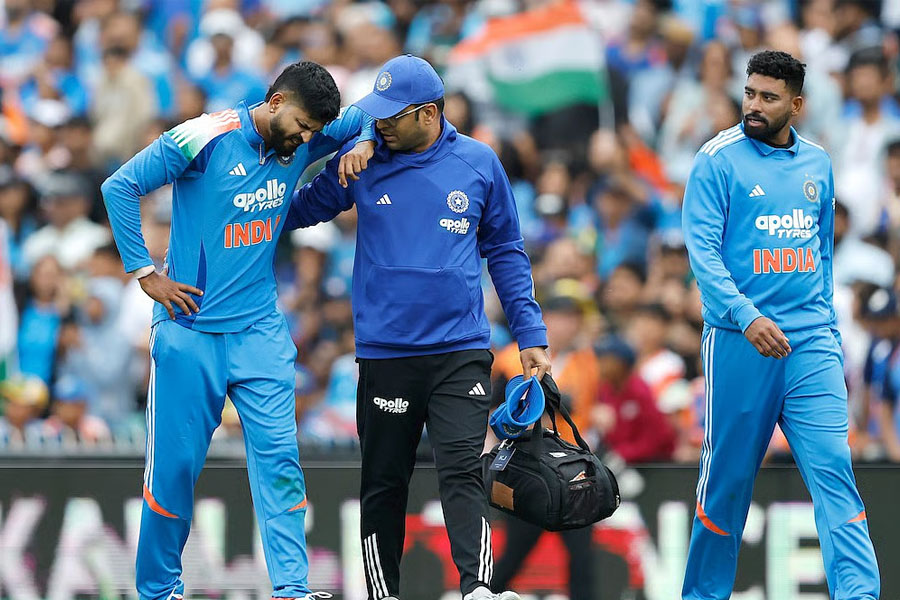 চোটের জায়গায় রক্তক্ষরণ, আইসিইউ’তে শ্রেয়স, খেলতে পারবেন প্রোটিয়া সিরিজে?