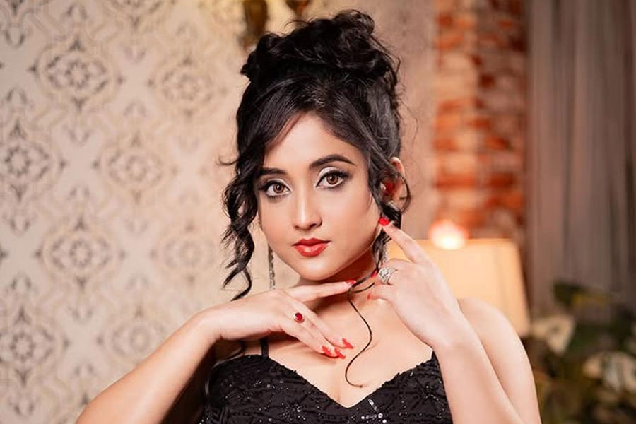 বিরতি শেষে কাজে ফেরা, ‘পছন্দের জায়গা’ শুটিং ফ্লোরে ফিরে কী বললেন সৌমিতৃষা?