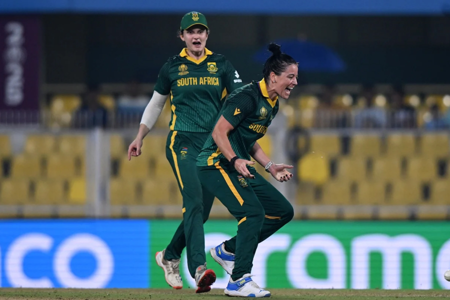 ক্রিকেট ইতিহাসে নজির লরার, ইংল্যান্ডকে দুরমুশ করে মহিলা বিশ্বকাপের ফাইনালে দক্ষিণ আফ্রিকা