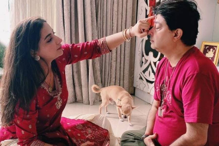 কলকাতায় থেকেও শুভশ্রীর থেকে ফোঁটা নেওয়া হল না জিতের, কী এমন ঘটল!