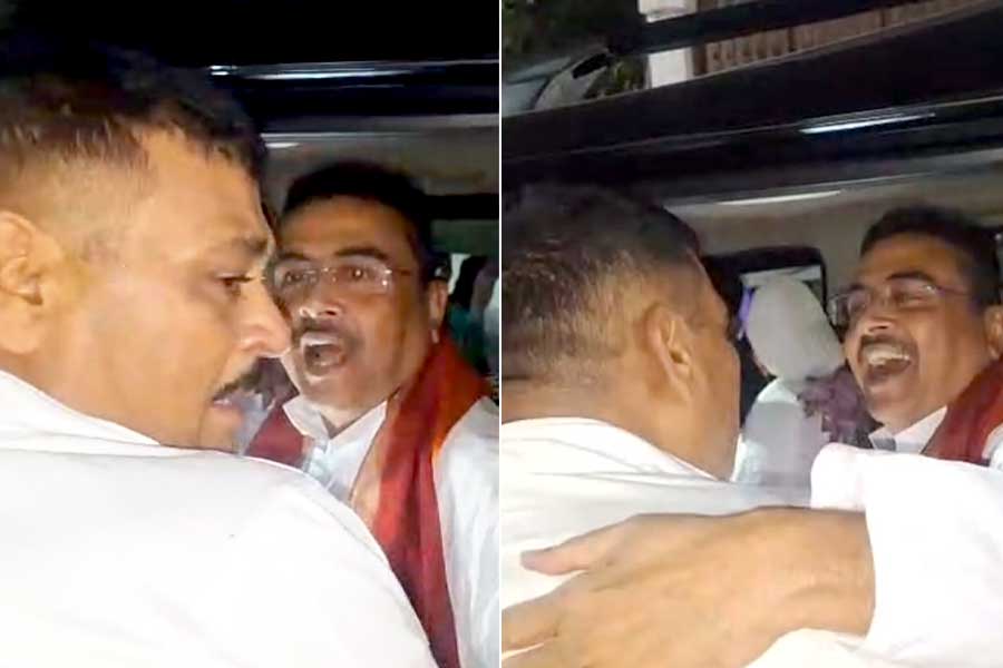 পা ছুঁয়ে প্রণাম, প্রাক্তন তৃণমূল বিধায়ককে পদ্ম উপহার শুভেন্দুর! ছাব্বিশের আগে দলবদল?