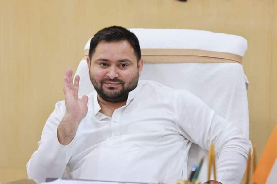 আজব বিড়ম্বনা, বিহারে নিজের দলের প্রার্থীর বিরুদ্ধেই প্রচারে নামবেন তেজস্বী যাদব! কেন?